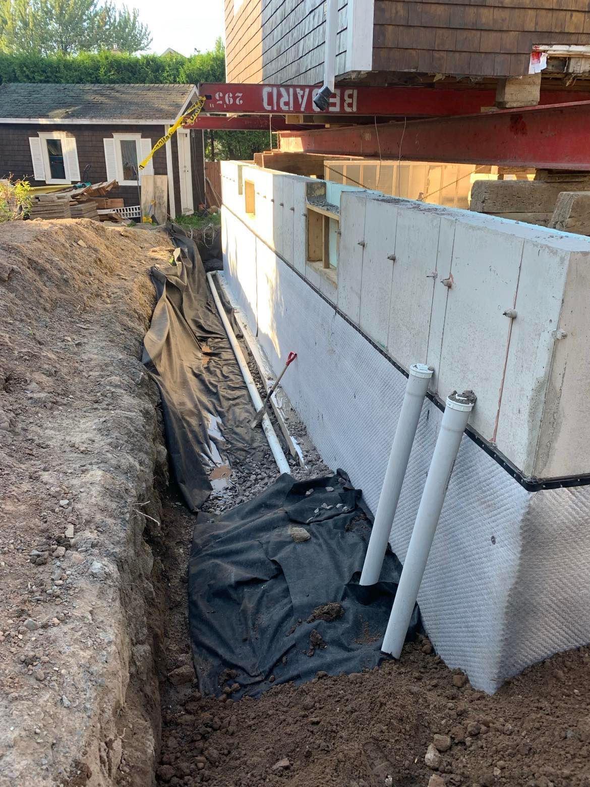 Une maison est déplacée dans un trou dans le sol.