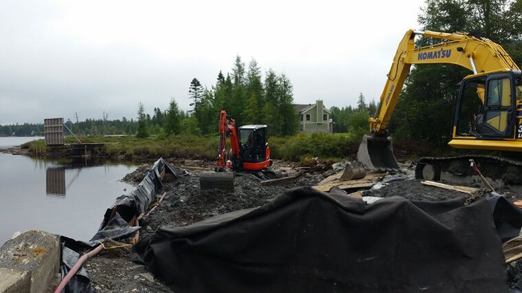 Une excavatrice Komatsu travaille sur un chantier de construction