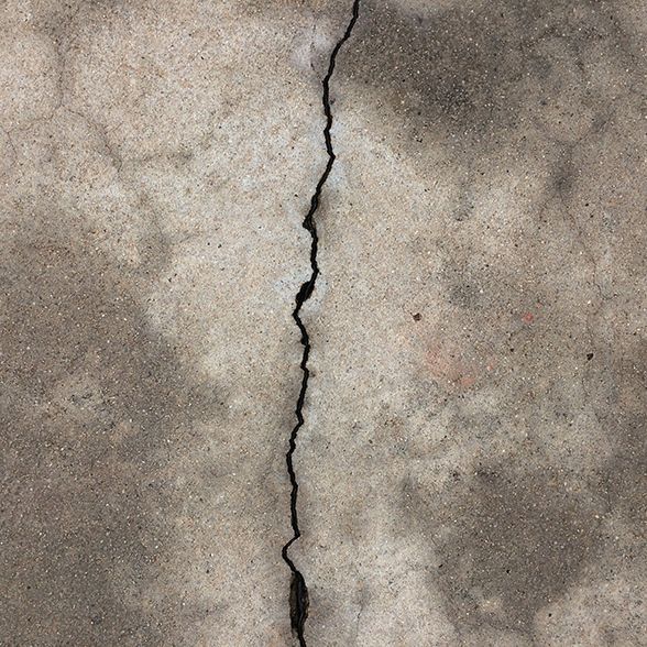 Un mur de béton avec une fissure