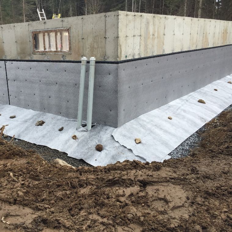 Un mur de béton avec une échelle en arrière-plan