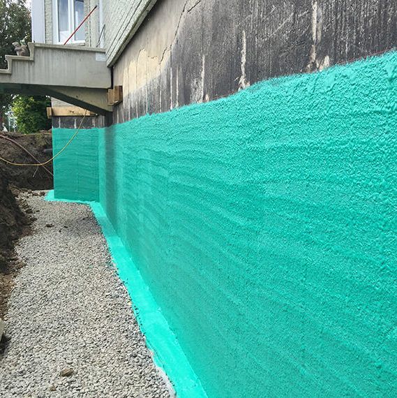 Un mur végétal est peint sur le côté d’une maison.