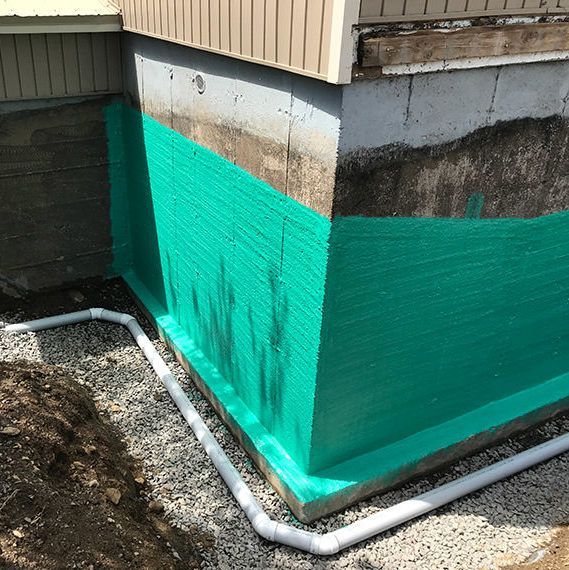 Un coin d'un bâtiment avec de la peinture verte dessus