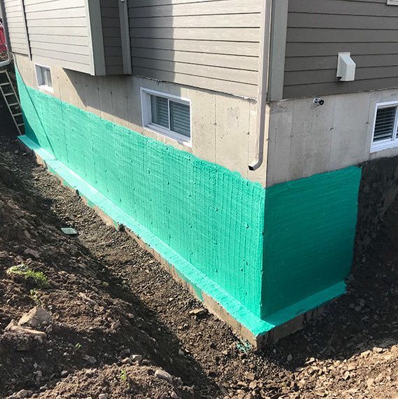 Le côté d’une maison est peint en vert.