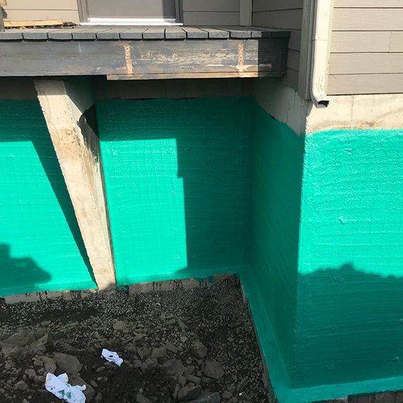 Les fondations d’une maison sont peintes en vert.