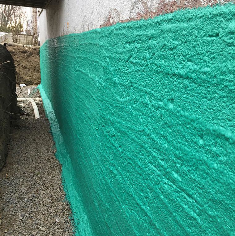 Un mur végétal est peint sur un bâtiment.