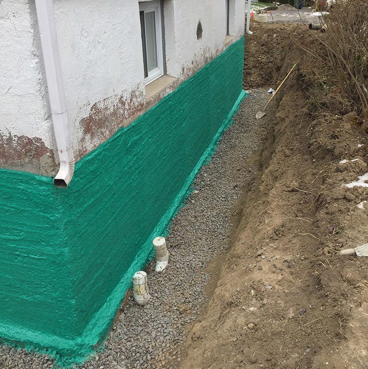 Le côté d’une maison est peint en vert.
