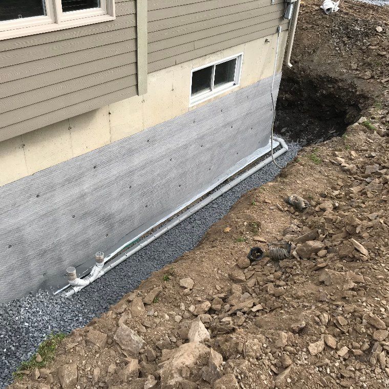 Une maison avec un trou dans le sol devant.