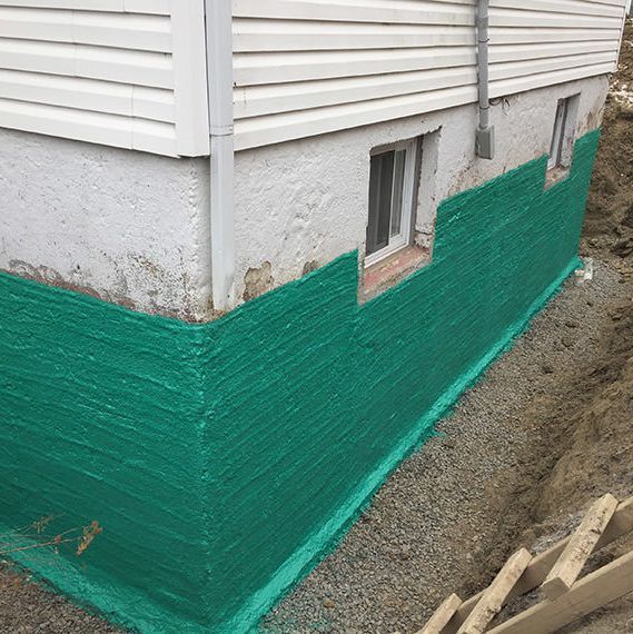 Le coin d'une maison est peint en vert.