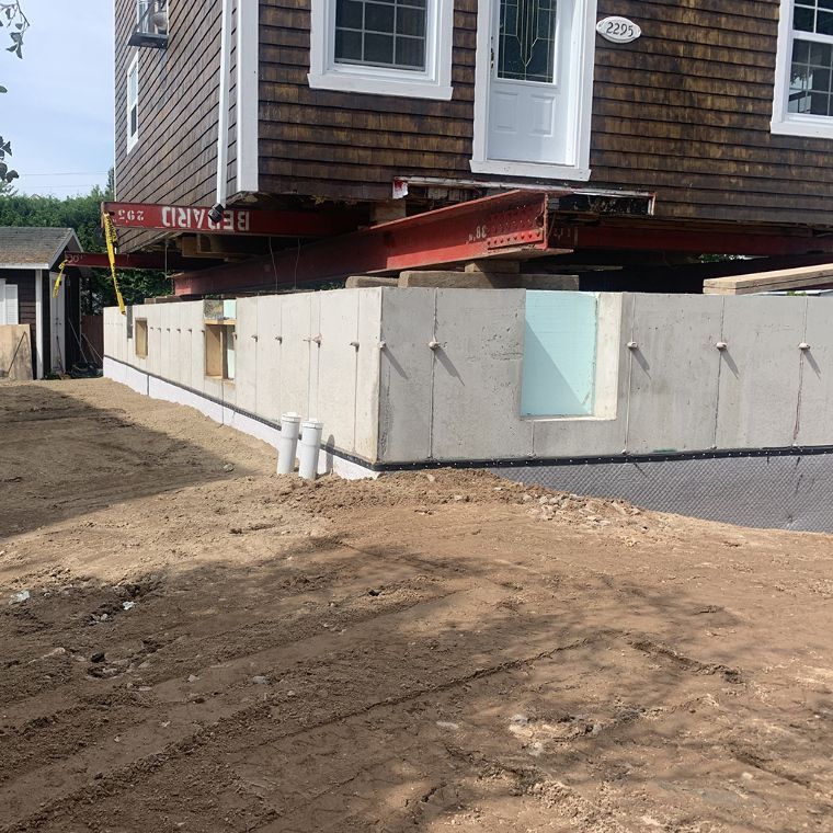 Une maison est déplacée vers un nouvel emplacement.