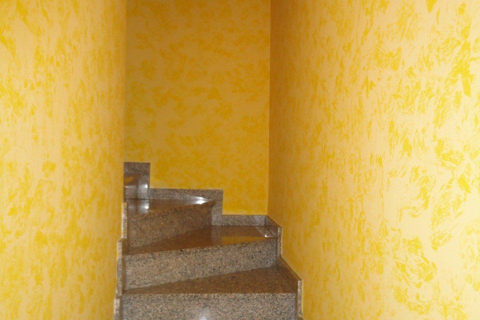 pareti tinteggiate di giallo con effetto sfumato