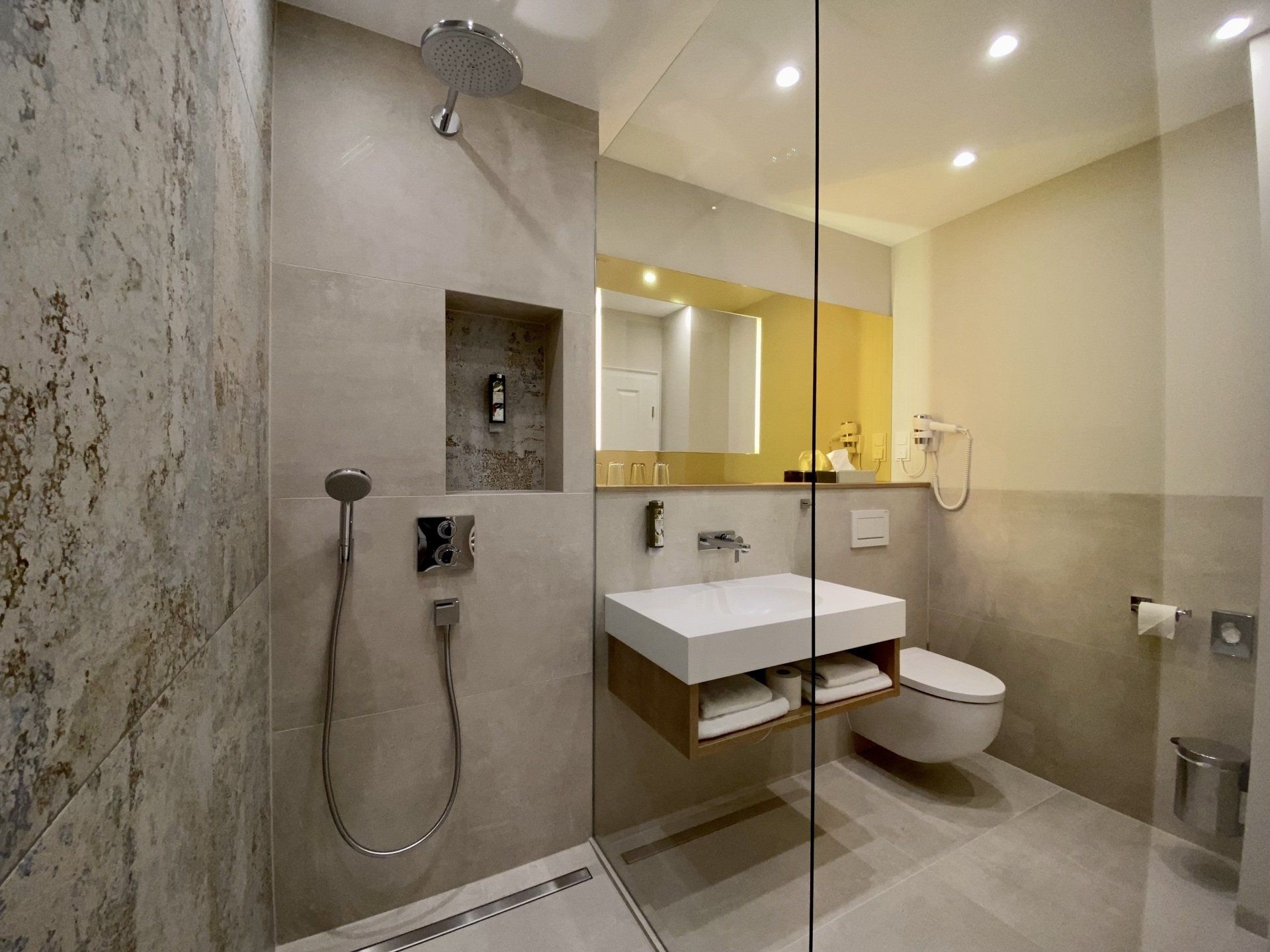 Doppelzimmer Deluxe 102 Bad Hotel West FFM