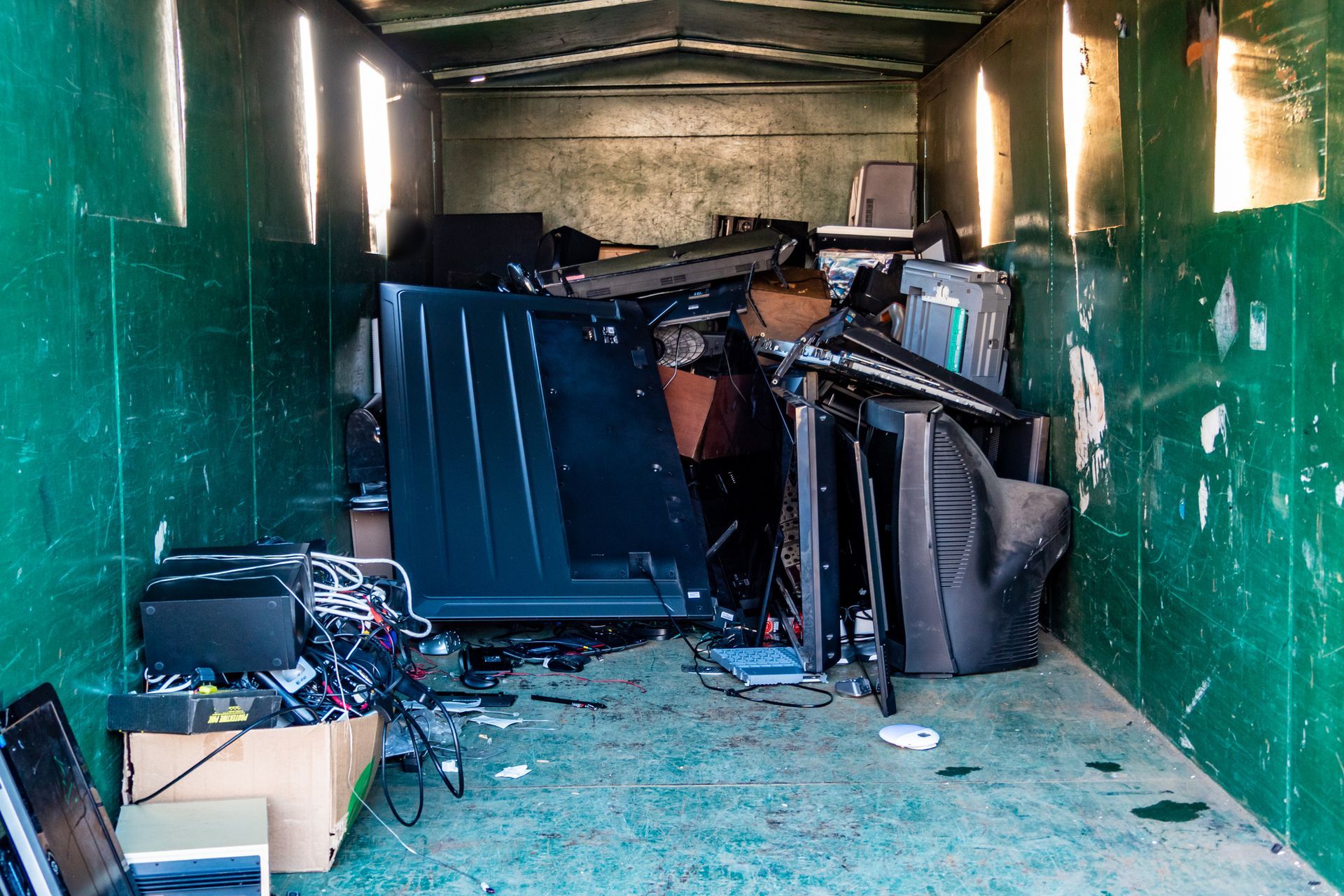 junk removal image packed in truck