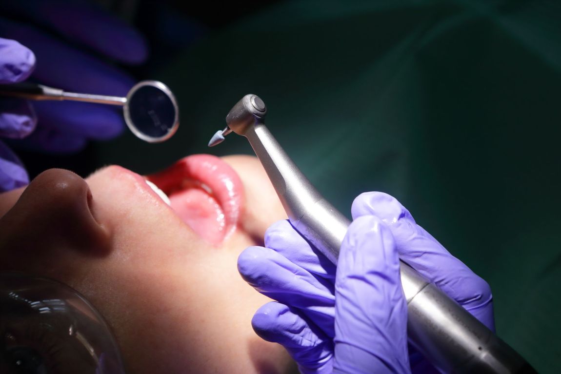 visita dentale per una giovane paziente