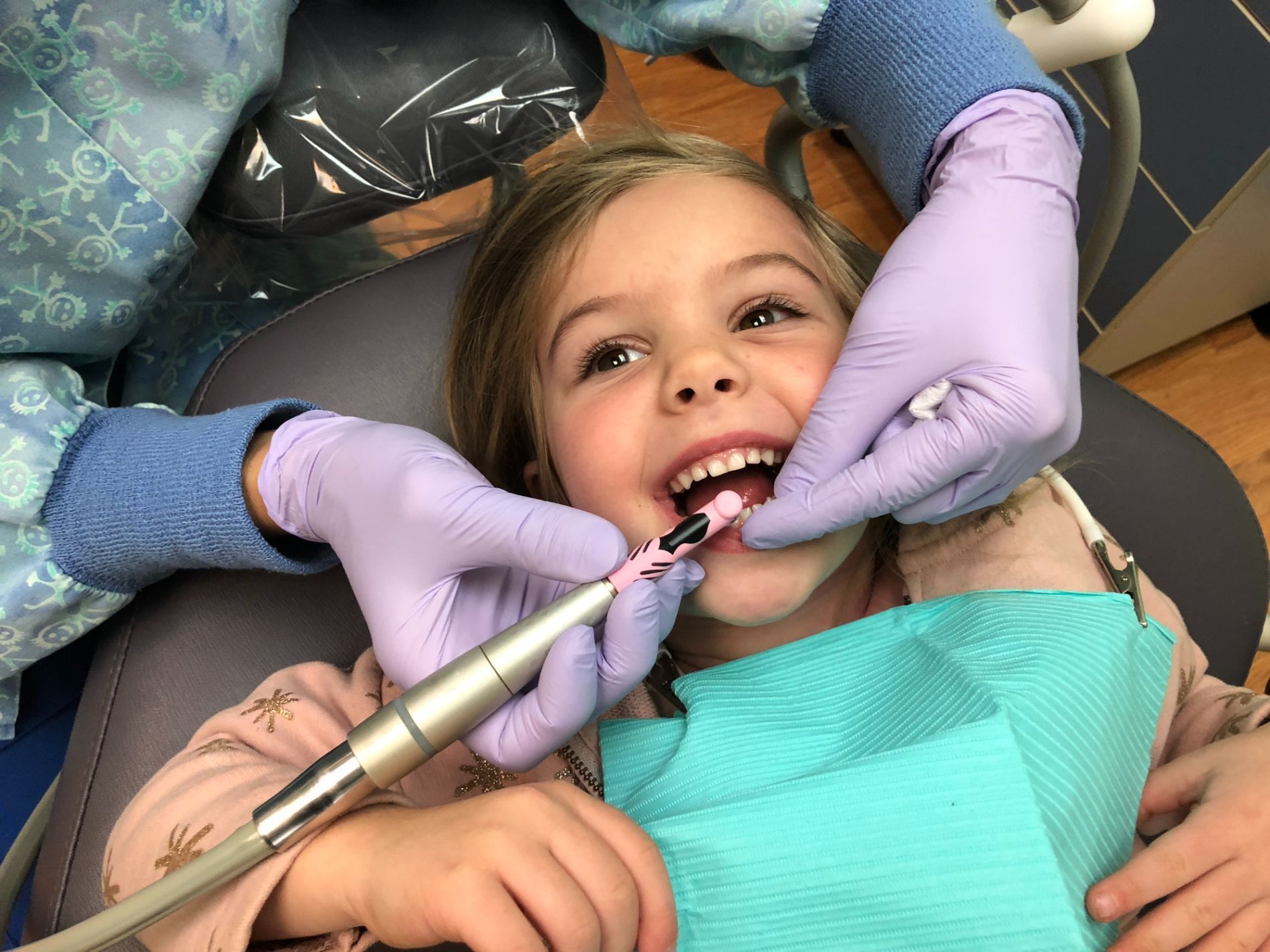 bambina durante la prima visita dal dentista