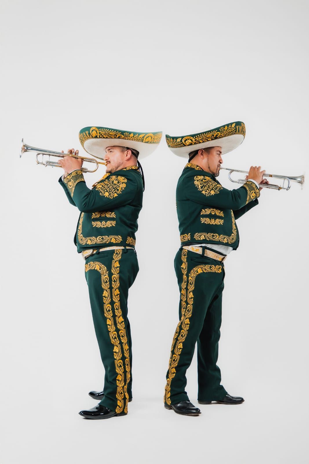Cesta de patatas fritas sazonadas con salsa verde para mojar, cuchara de madera, sobre una mesa oscura.