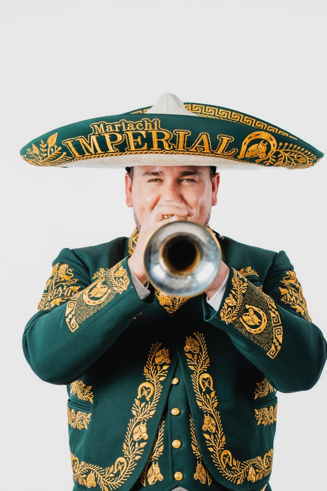 Cóctel de fresas desbordándose de un vaso decorado, con fresas en una bandeja de madera.