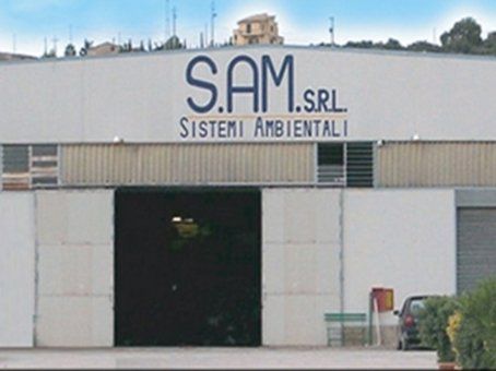 consorzi di filiera, vista dell'ingresso del capannone con il nome dell'azienda