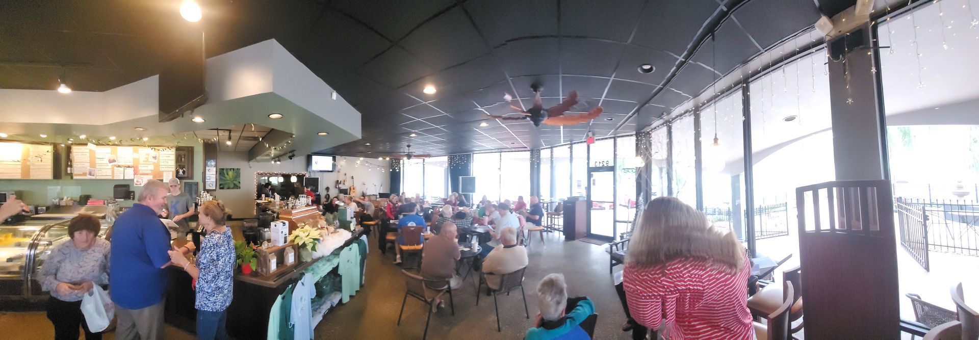 A group of people are sitting at tables in a restaurant.