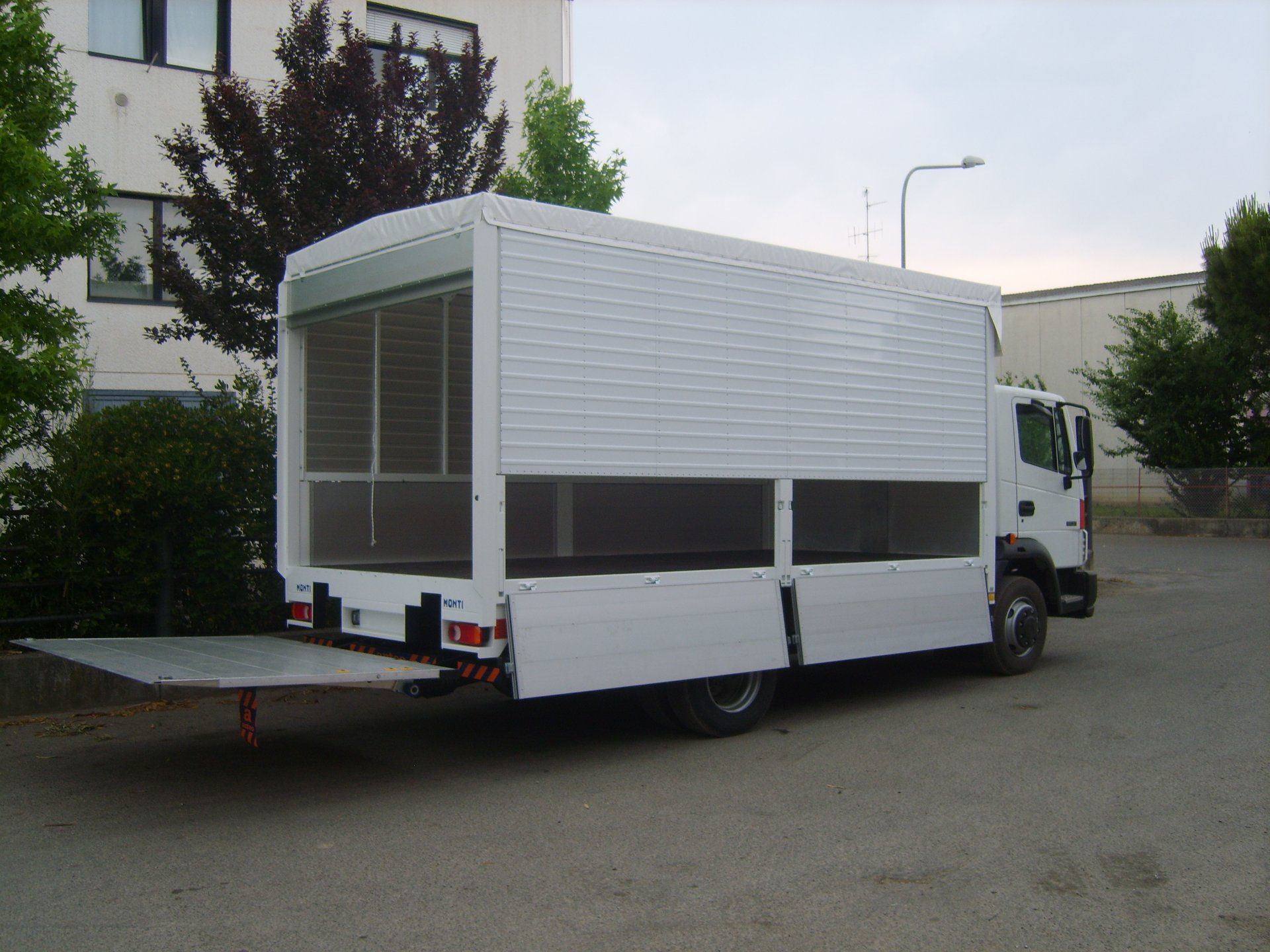 mezzo da lavoro con cassone