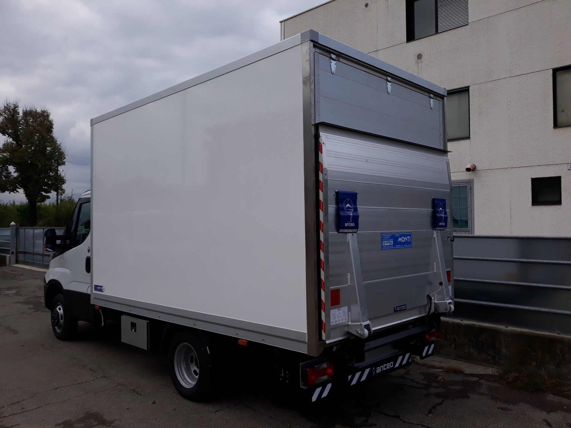 furgone su misura in vetroresina