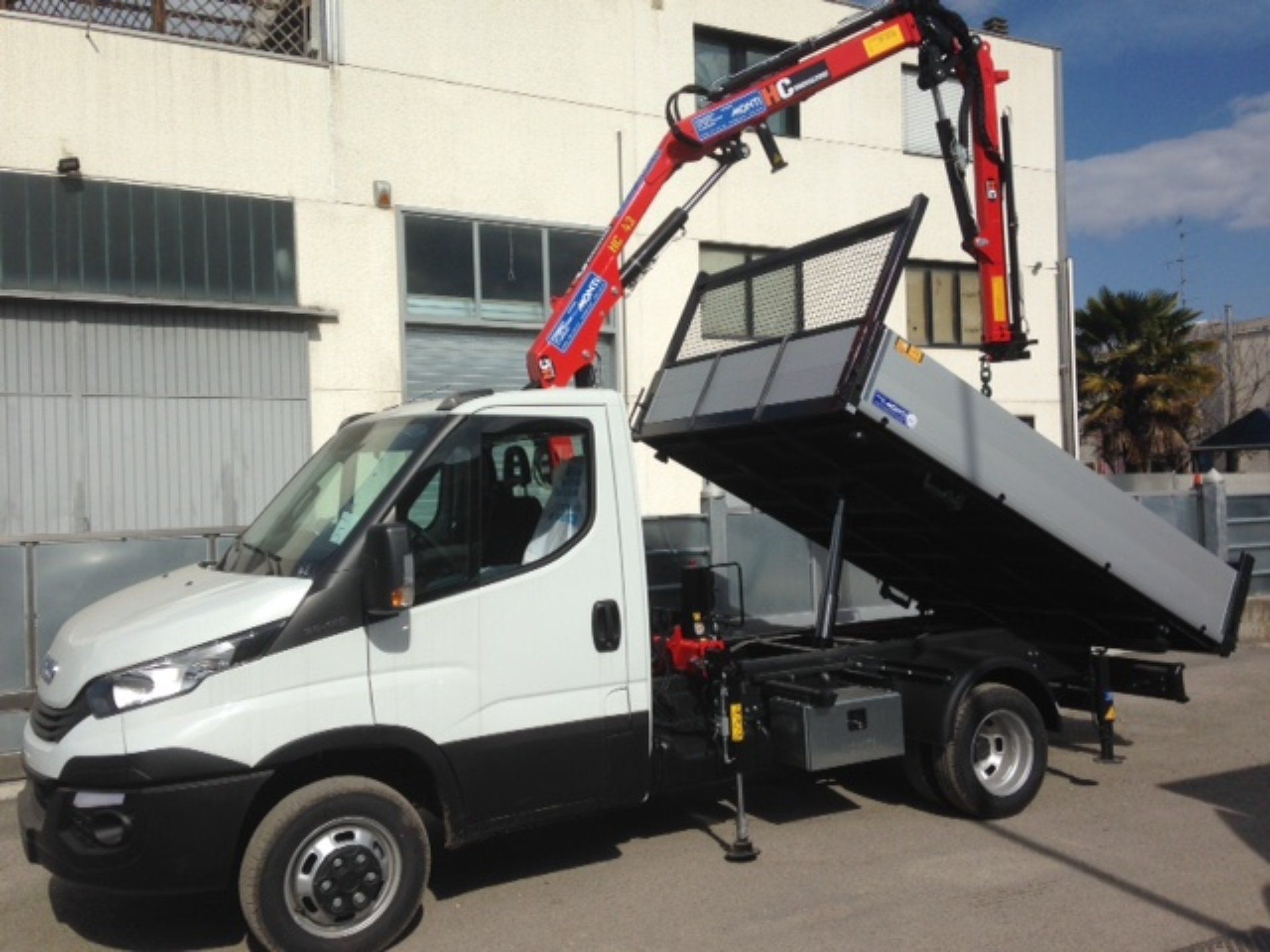 montaggio gru su autoveicolo