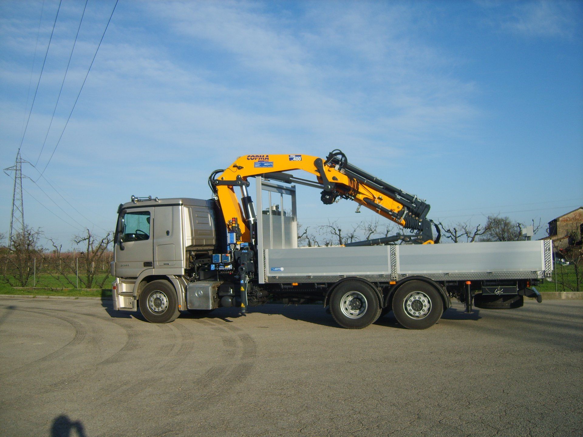 montaggio gru su autocarro