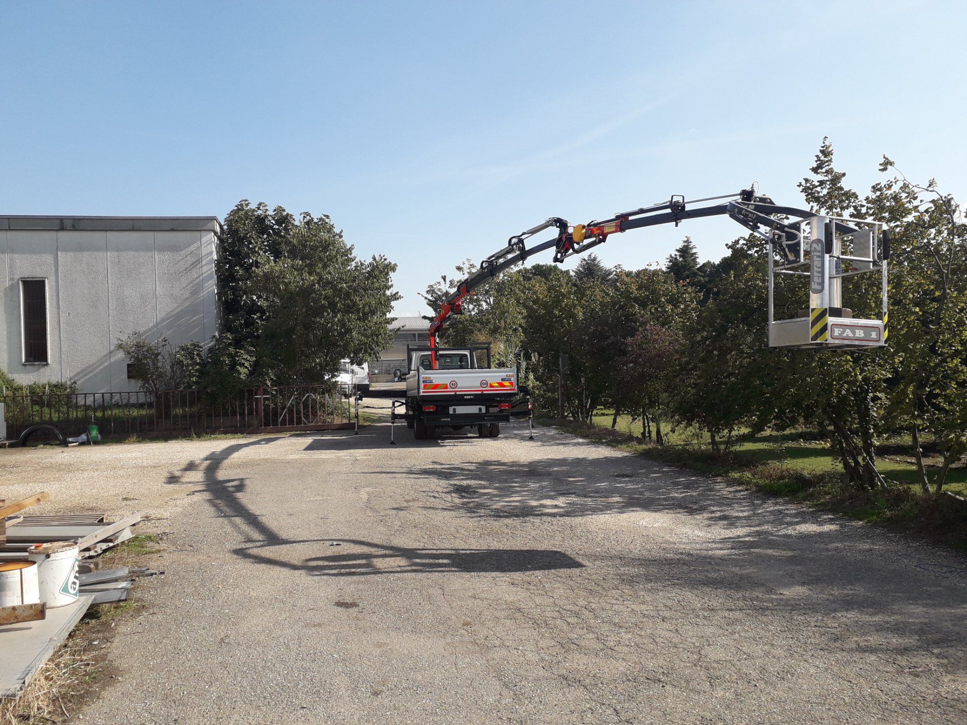 gru su veicolo industriale