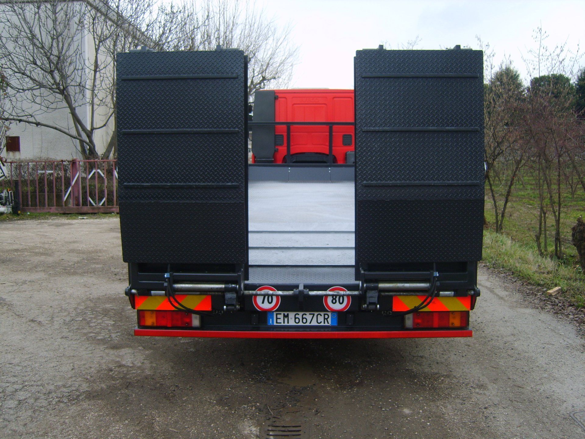 autoveicolo con rampa idraulica