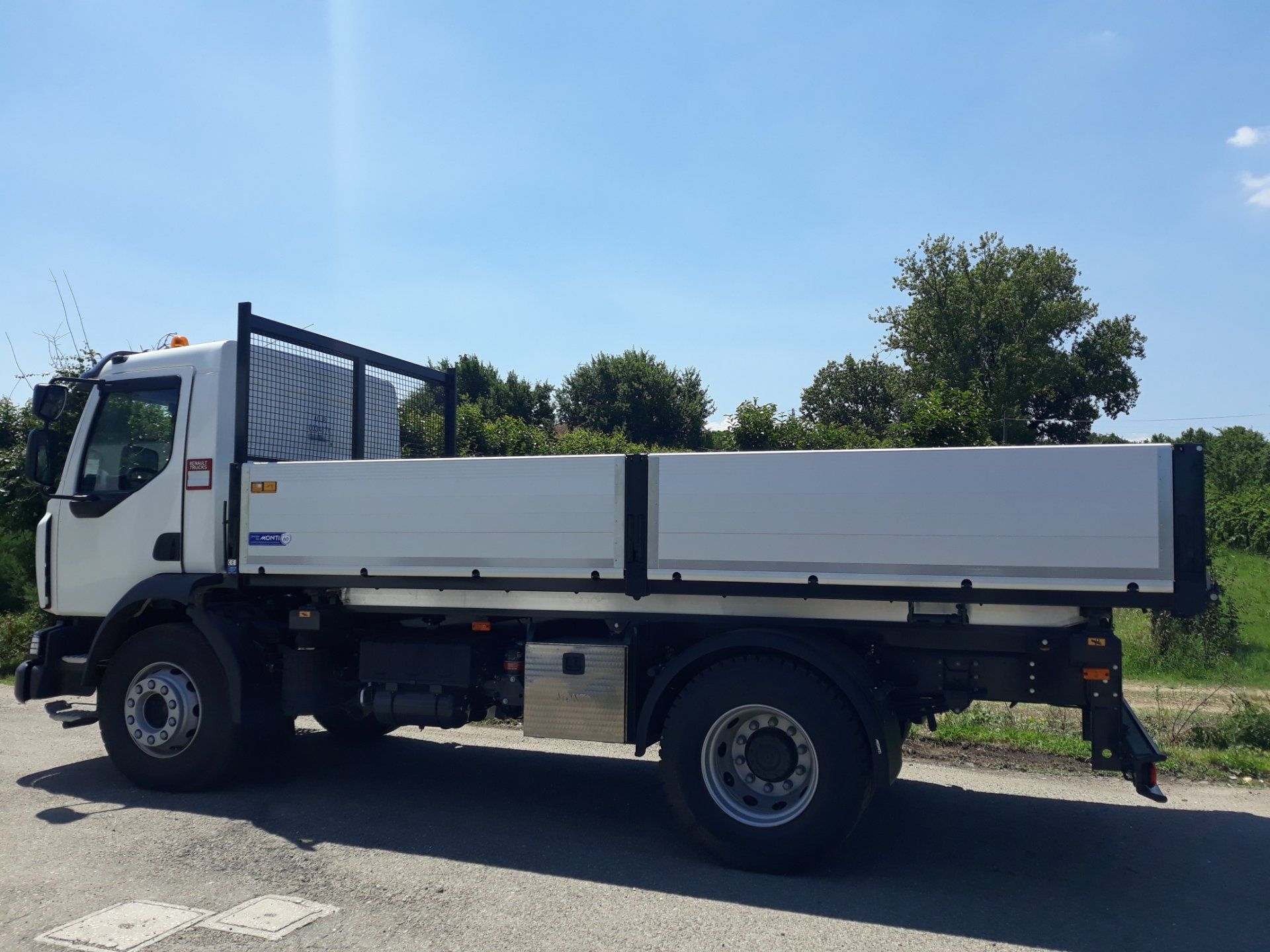 autoveicolo con impianto ribaltabile