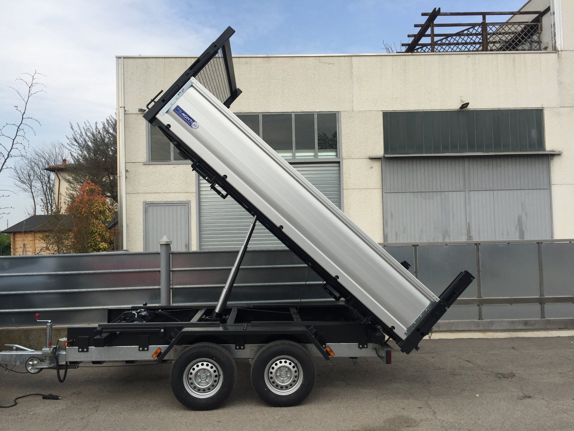 veicolo con impianto ribaltabile