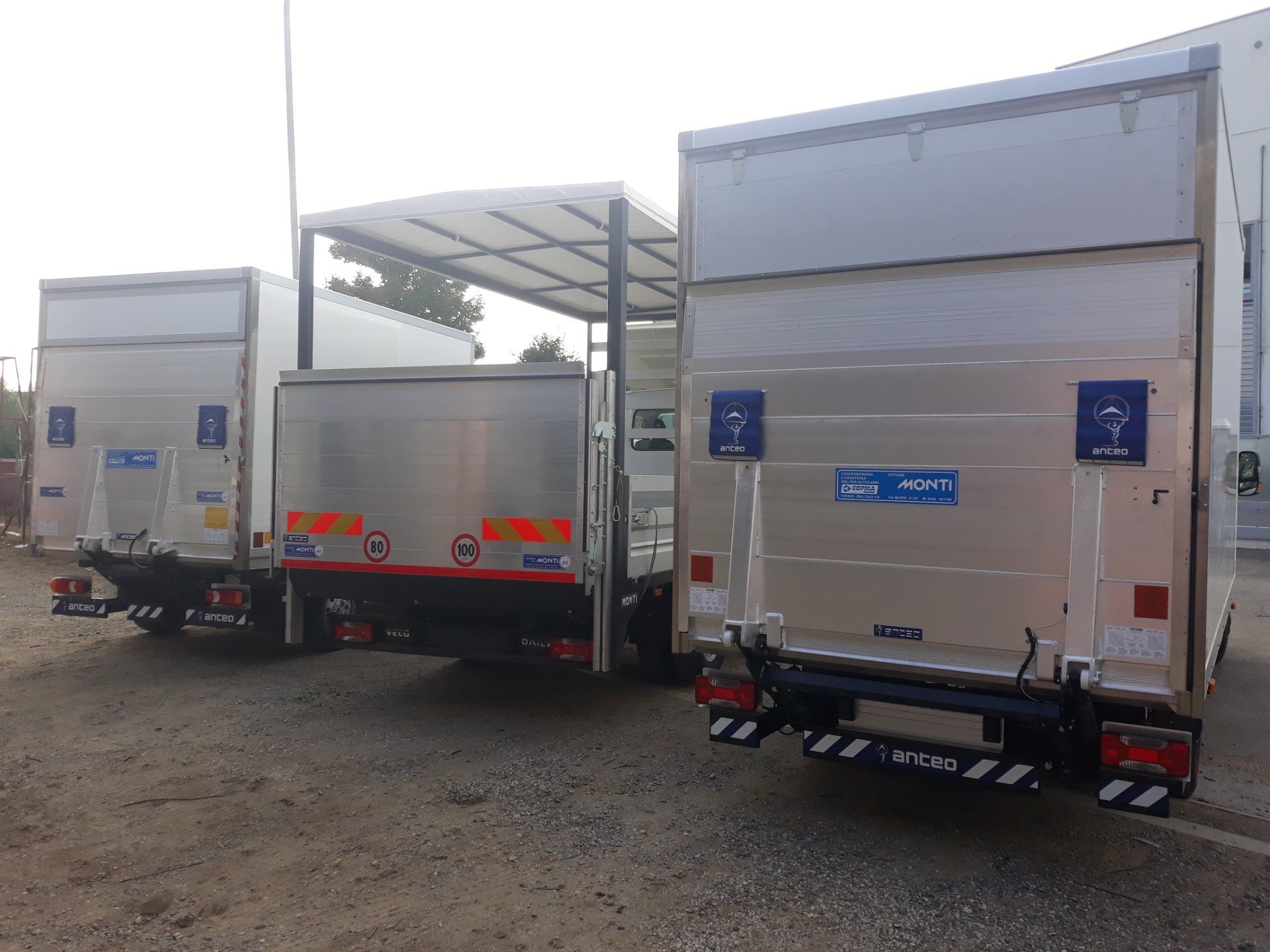 veicoli industriali con sponde montacarichi