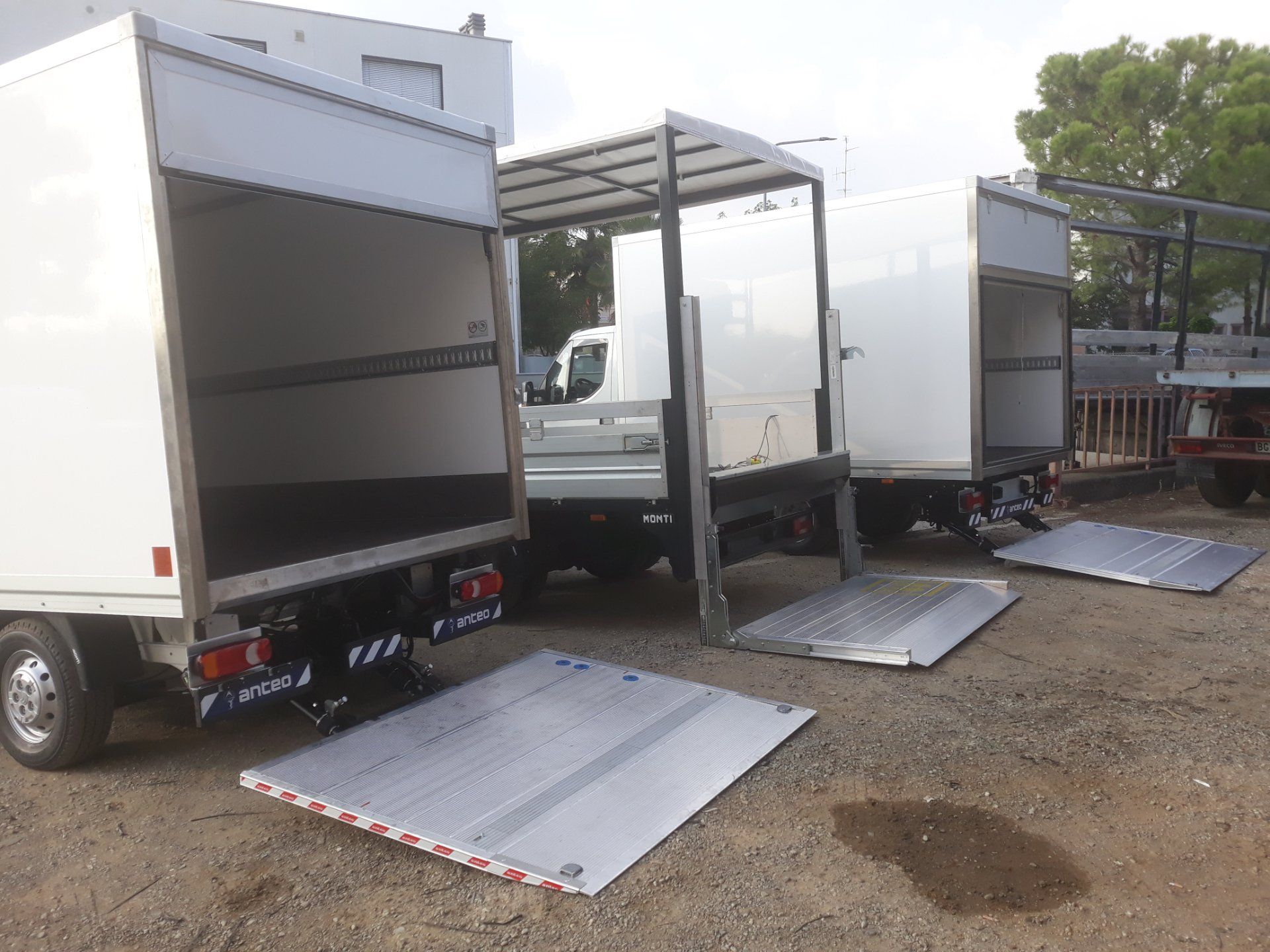 camion con sponde elettroidrauliche