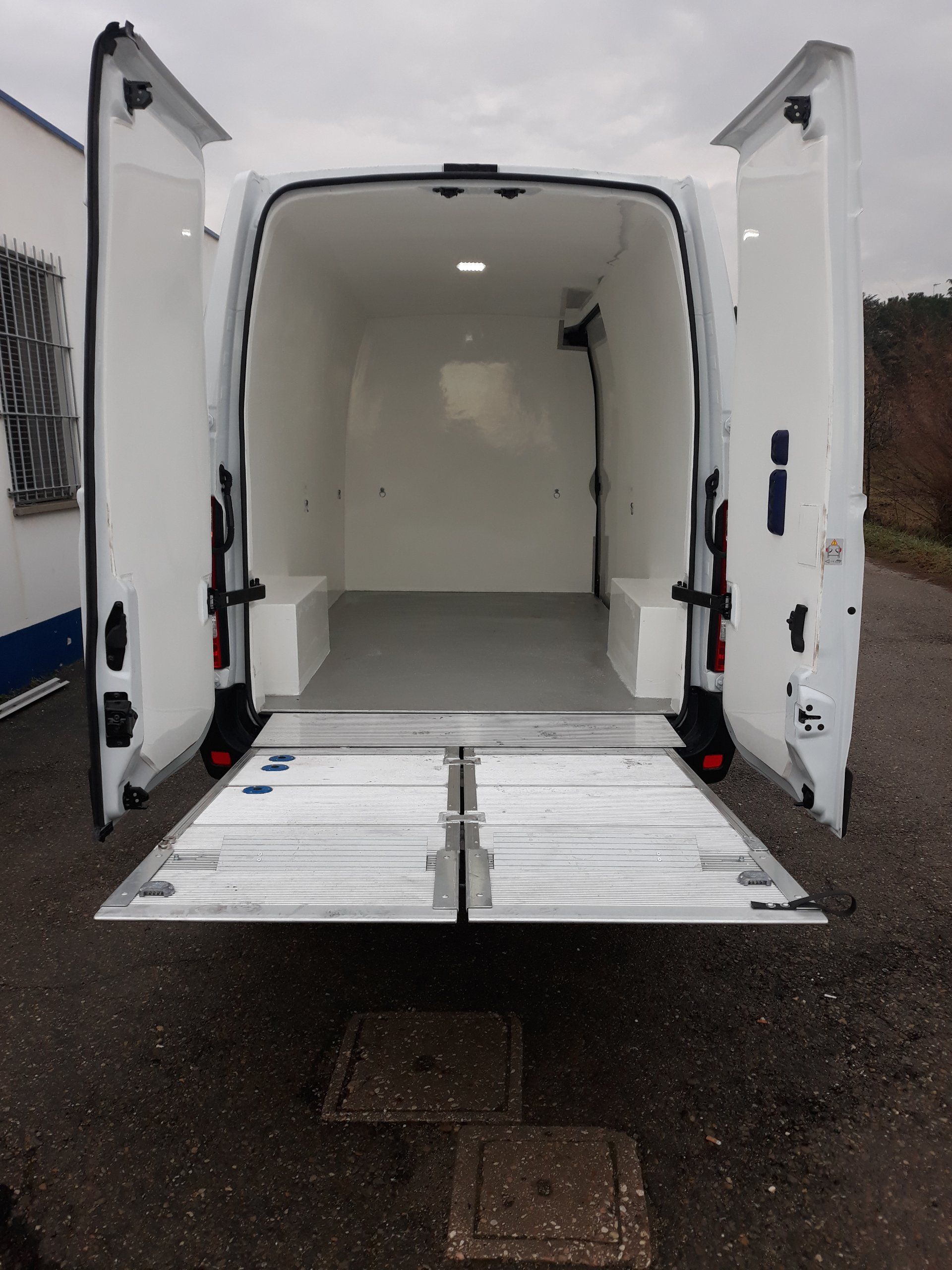 furgone con sponda montacarichi