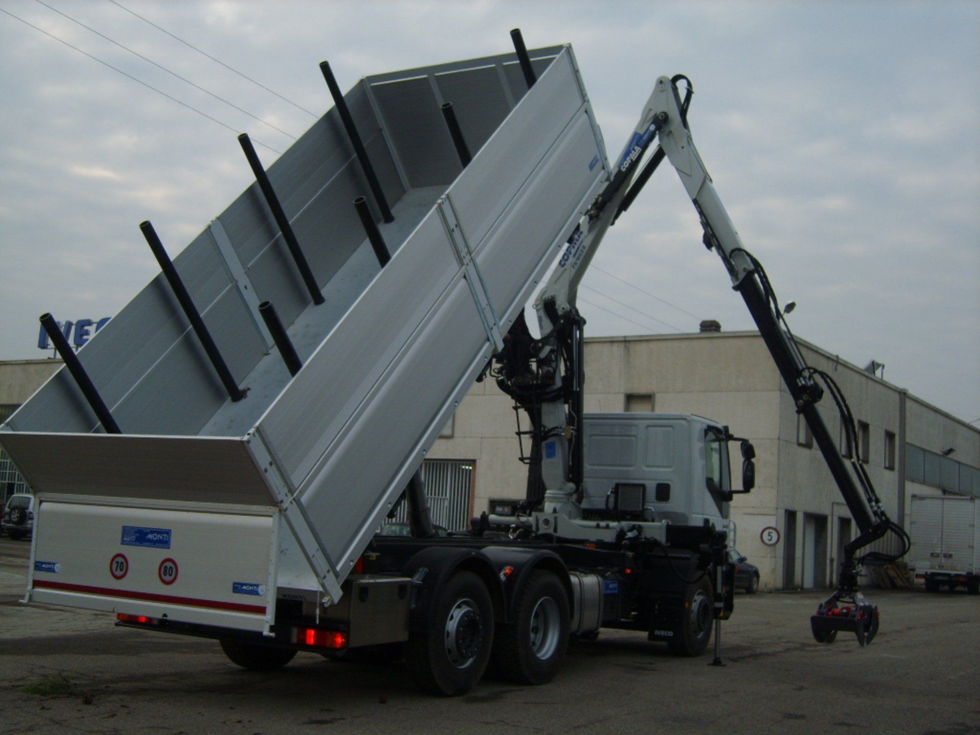 furgone con impianto ribaltabile e gru