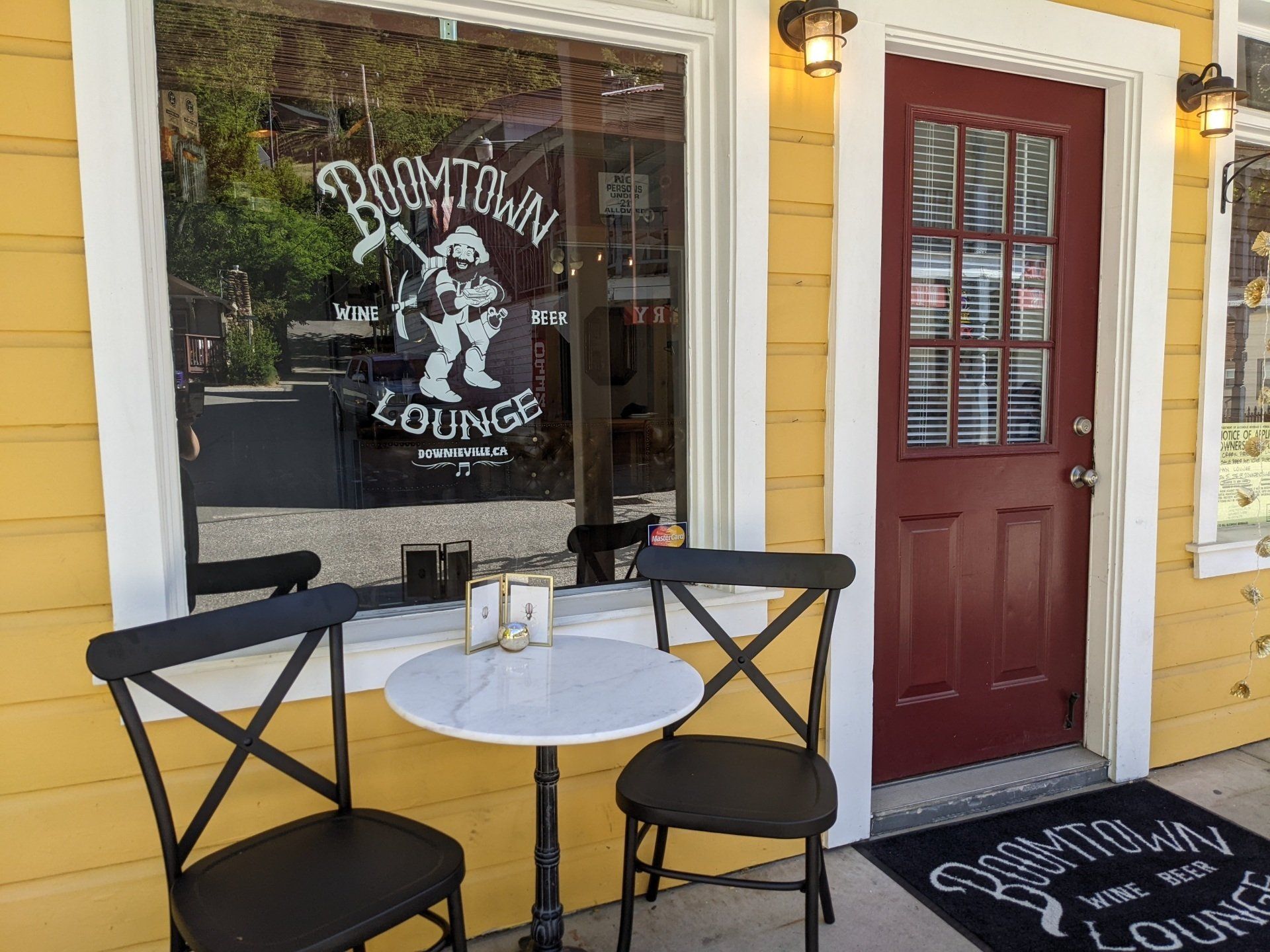 There is a table and chairs outside of a restaurant.