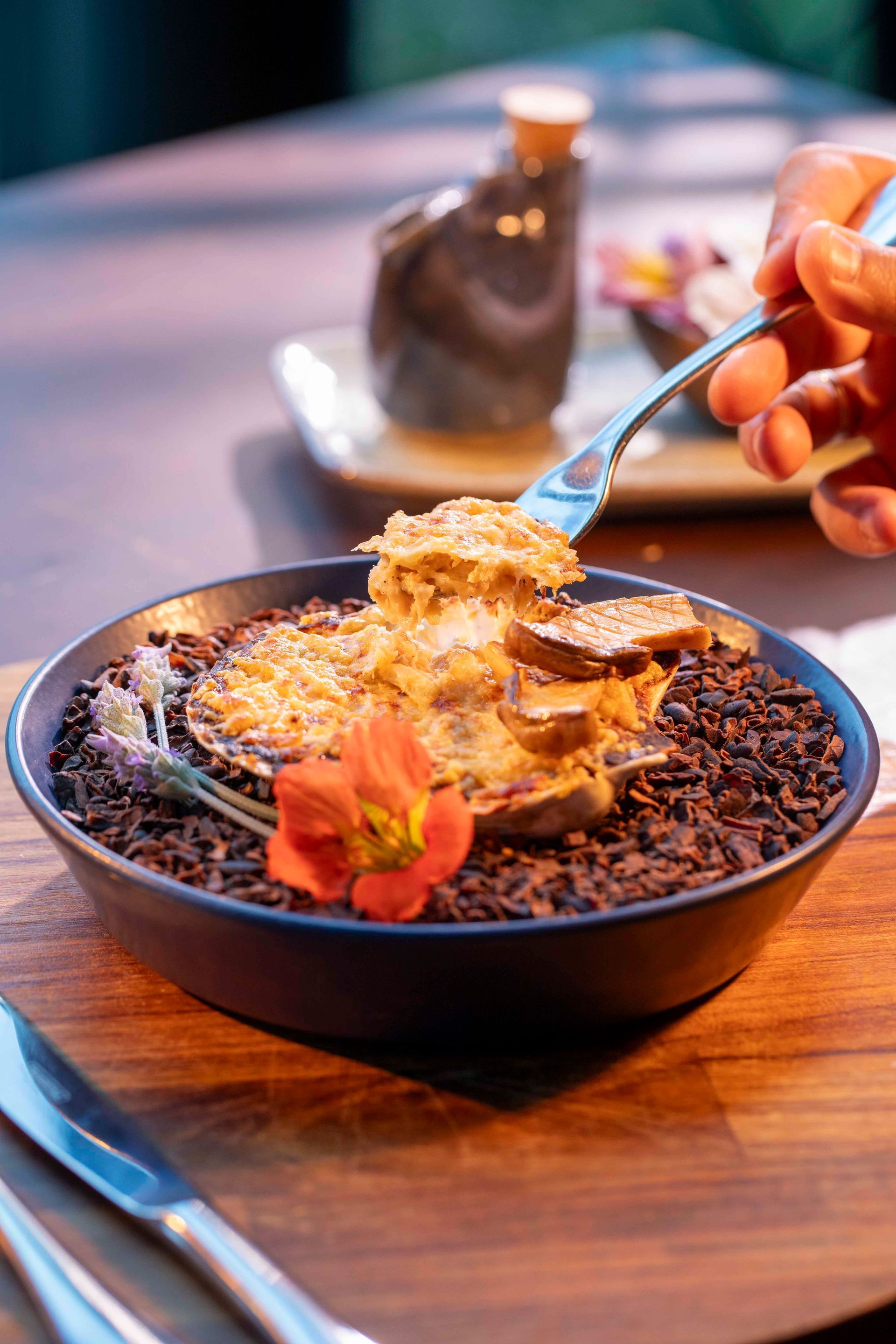 Há uma jacuzzi no meio da sala de estar.