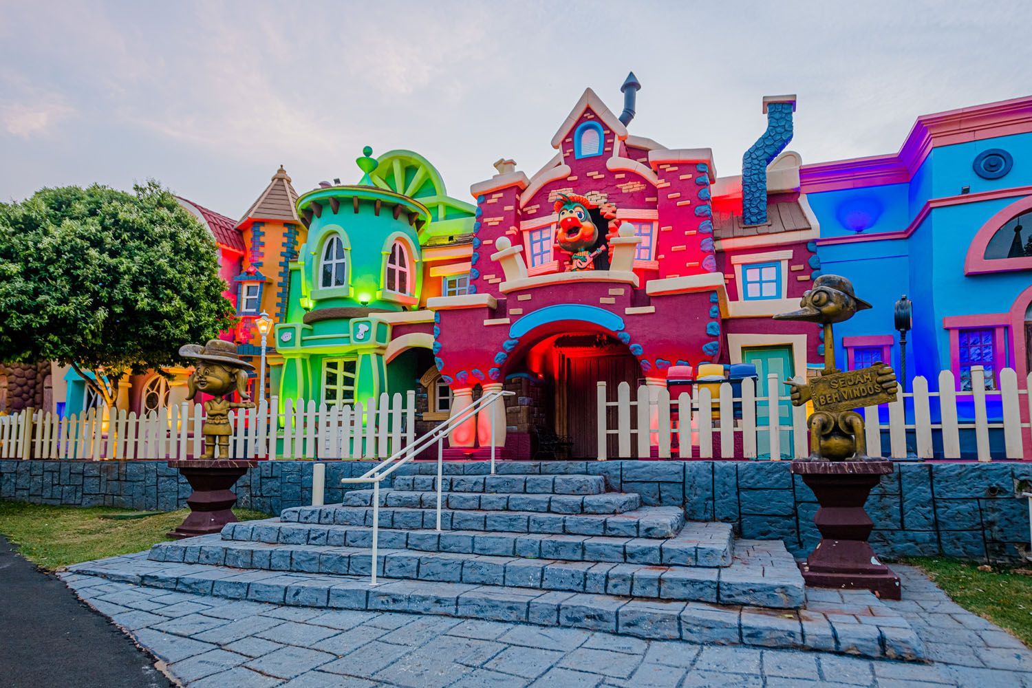 Uma casa colorida de desenho animado com escadas que levam até ela.