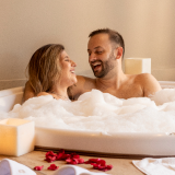 Um homem e uma mulher estão tomando banho juntos.