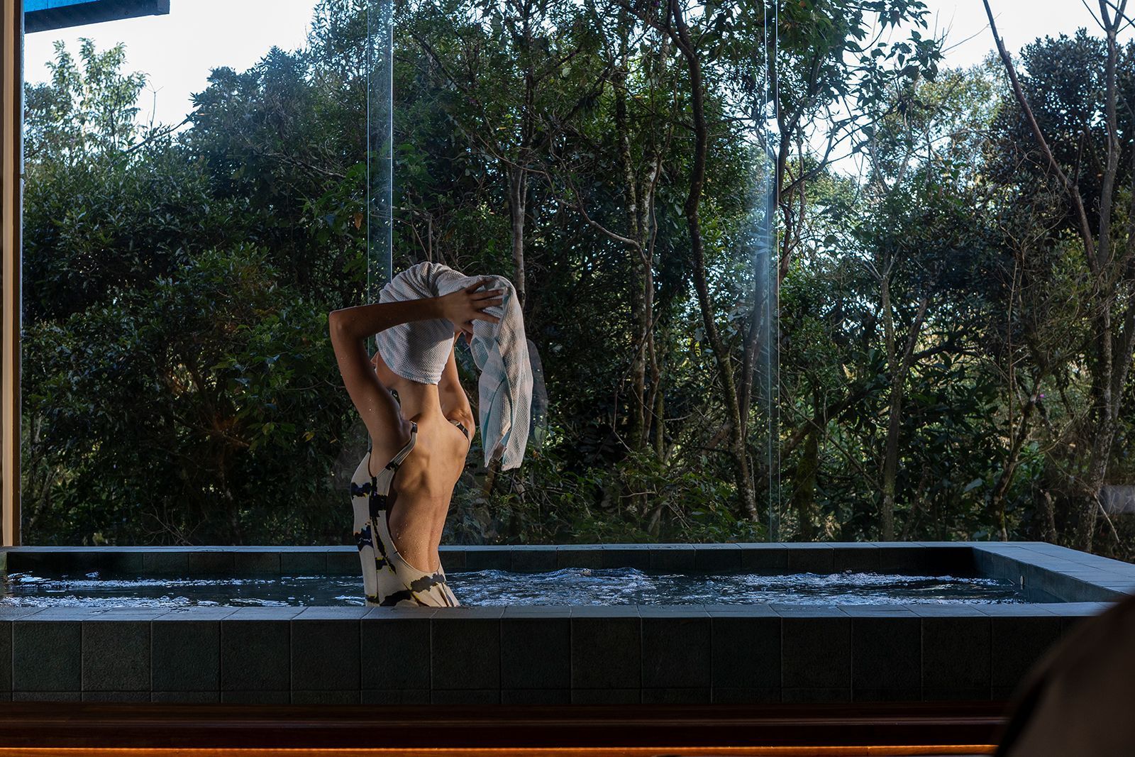 Um grande lobby de um hotel com mesa e cadeiras.