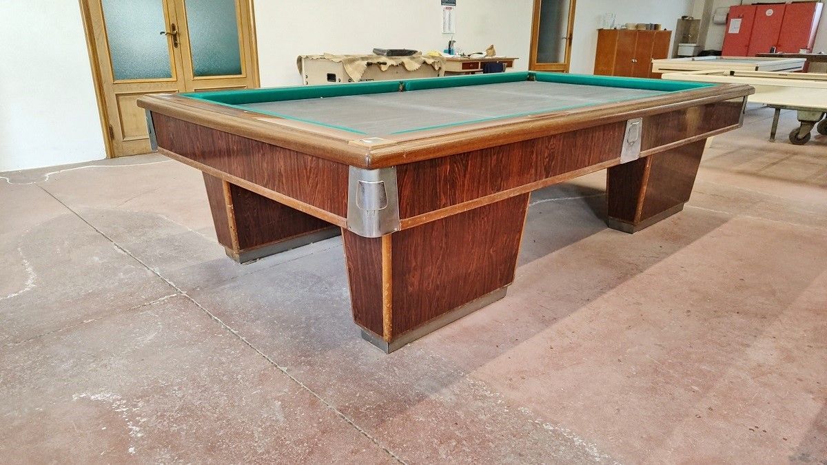 Biliardo d'occasione integro ed in buone condizioni estetiche, campo gioco 2,70x1,35.
Ottimo anche per strutture ricettive.