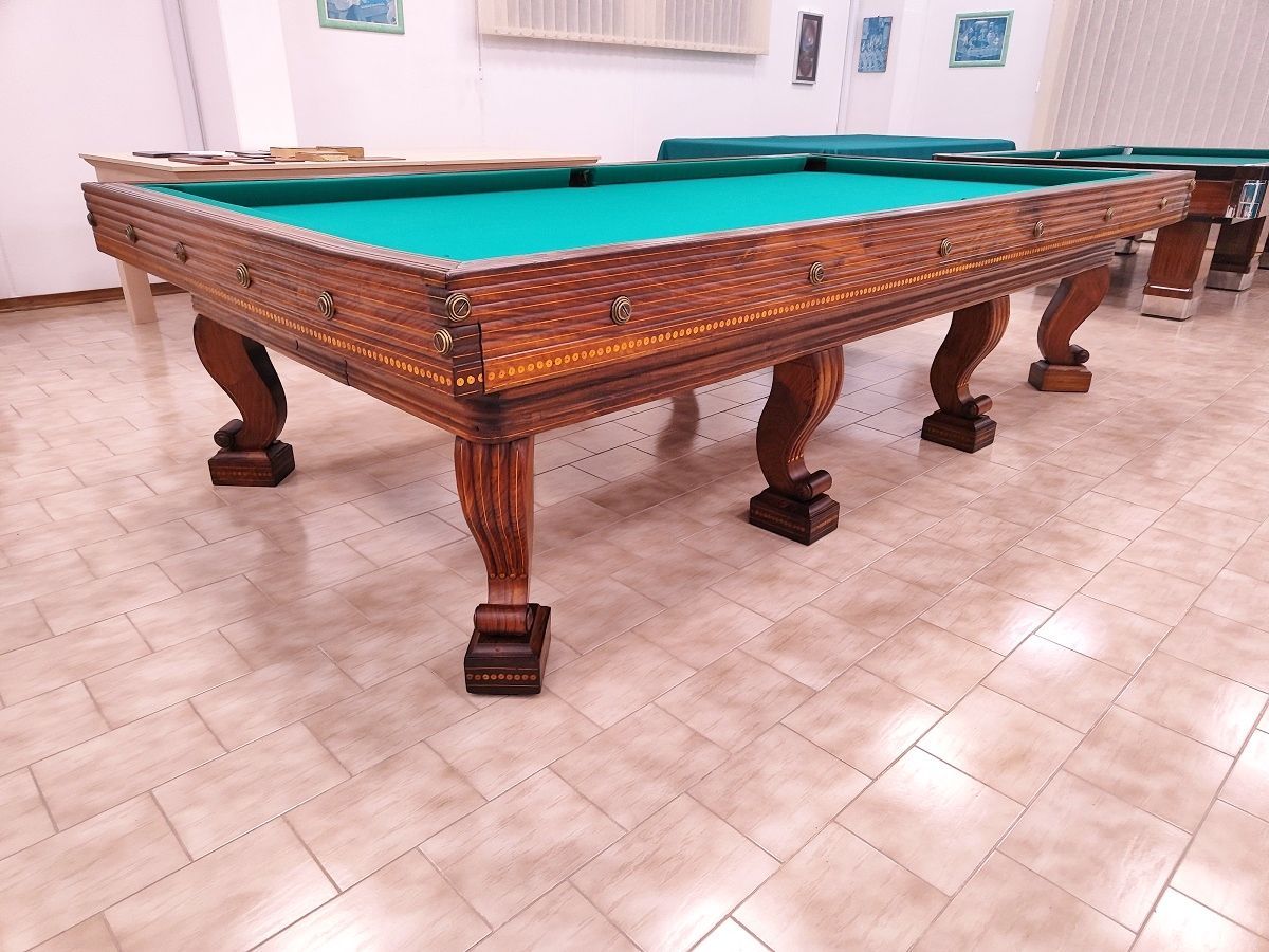 Biliardo del ‘700 autentico ed integro 
in ogni sua parte, finemente restaurato secondo i dettami dell’epoca, lucidato a spirito e finitura a cera.
Il piano di gioco è in legno, anch’esso spianato con pialle manuali e restaurato.
Il biliardo è completamente realizzato in massello di noce e le parti esterne sono arricchite da numerosi intarsi e sottili filetti di acero.
Campo gioco 2,90x1,45 – pezzo unico