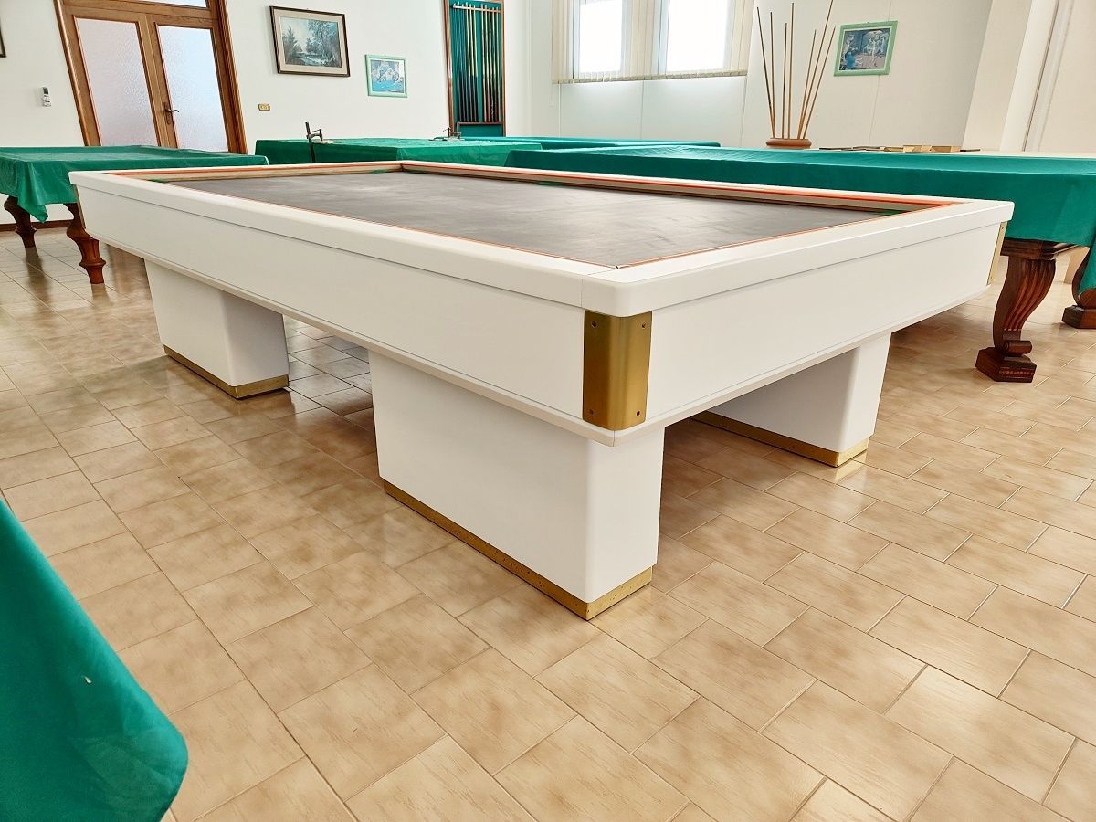 Biliardo regolamentare internazionale 2,84x1,27 laccato bianco satinato con finiture in ottone satinato.
Completamente ripristinato anche nelle parti tecniche, con impianto termico e gomme delle sponde semi nuove.
Ottimo per arredamento e per locali.