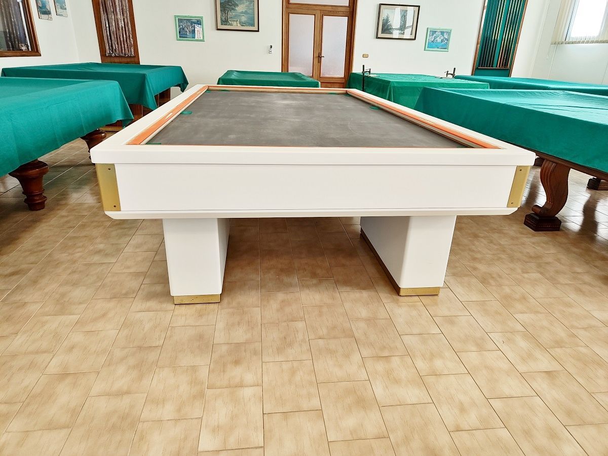 Biliardo regolamentare internazionale 2,84x1,27 laccato bianco satinato con finiture in ottone satinato.
Completamente ripristinato anche nelle parti tecniche, con impianto termico e gomme delle sponde semi nuove.
Ottimo per arredamento e per locali.