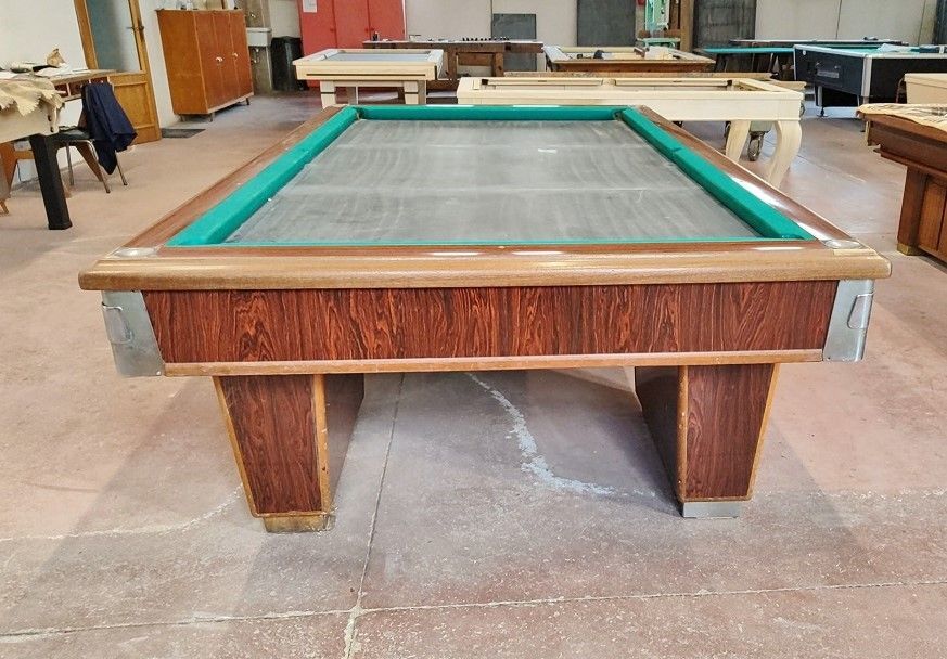 Biliardo d'occasione integro ed in buone condizioni estetiche, campo gioco 2,70x1,35.
Ottimo anche per strutture ricettive.