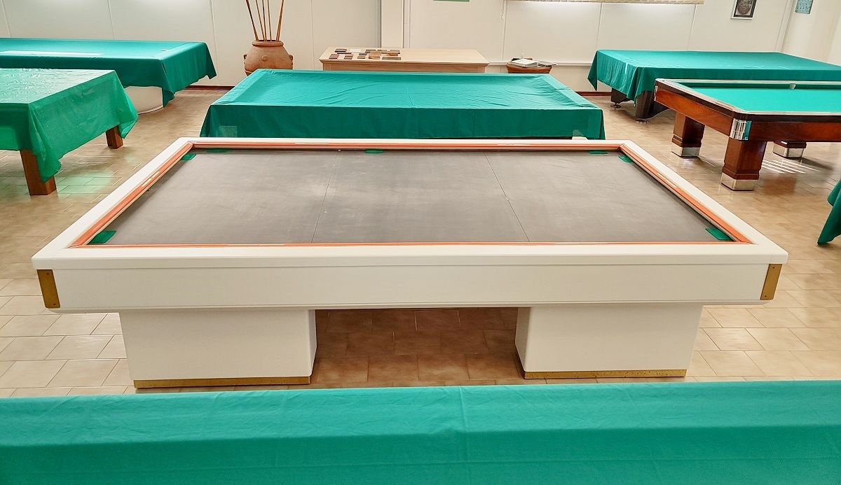 Biliardo regolamentare internazionale 2,84x1,27 laccato bianco satinato con finiture in ottone satinato.
Completamente ripristinato anche nelle parti tecniche, con impianto termico e gomme delle sponde semi nuove.
Ottimo per arredamento e per locali.
