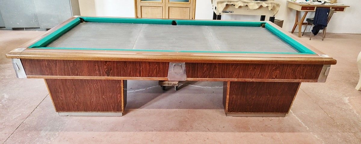 Biliardo d'occasione integro ed in buone condizioni estetiche, campo gioco 2,70x1,35.
Ottimo anche per strutture ricettive.