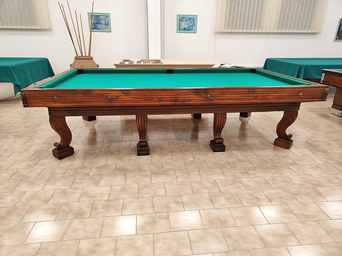 Biliardo del ‘700 autentico ed integro 
in ogni sua parte, finemente restaurato secondo i dettami dell’epoca, lucidato a spirito e finitura a cera.
Il piano di gioco è in legno, anch’esso spianato con pialle manuali e restaurato.
Il biliardo è completamente realizzato in massello di noce e le parti esterne sono arricchite da numerosi intarsi e sottili filetti di acero.
Campo gioco 2,90x1,45 – pezzo unico