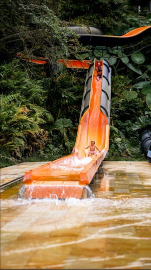 Tobogán del acuaparque de Termales El Otoño, diversión en aguas termales en Manizales.