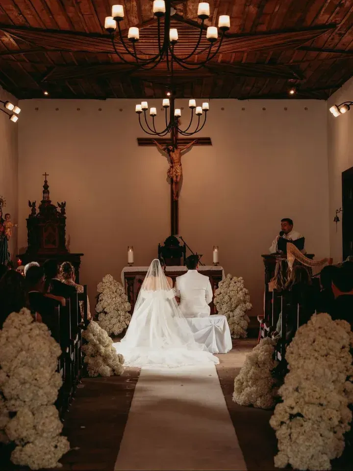 Ceremonia en capilla decorada para bodas en Manizales, una de las ventajas de casarse en hotel con alojamiento para invitados en Termales El Otoño.