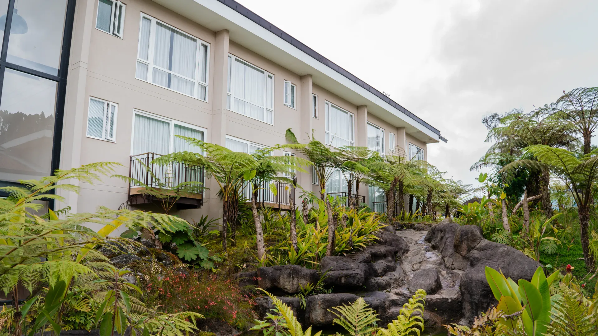 Canales de agua rodeados de helechos y vegetación exuberante en Hotel Termales El Otoño, hotel con termales en Manizales.